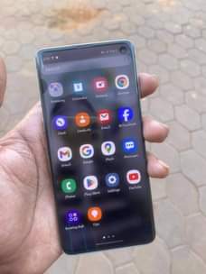 A picture of Sumsang galaxy S10