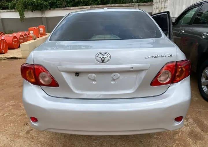 A picture of TOYOTA COROLLA 013