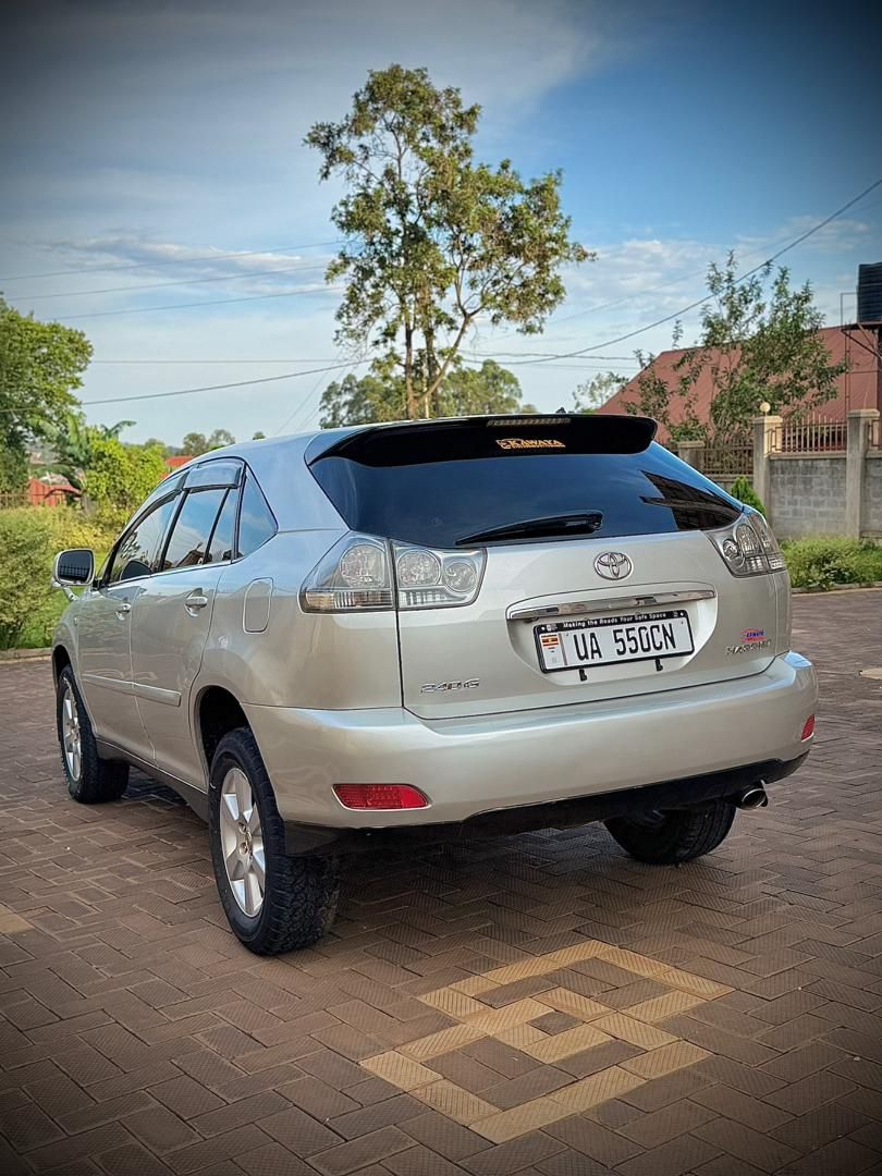A picture of Toyota harrier model 2008