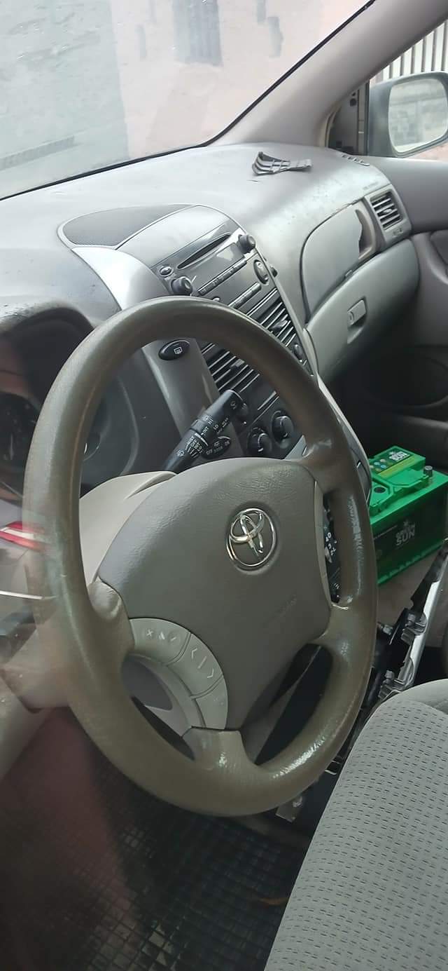 A picture of Toyota Sienna 2006