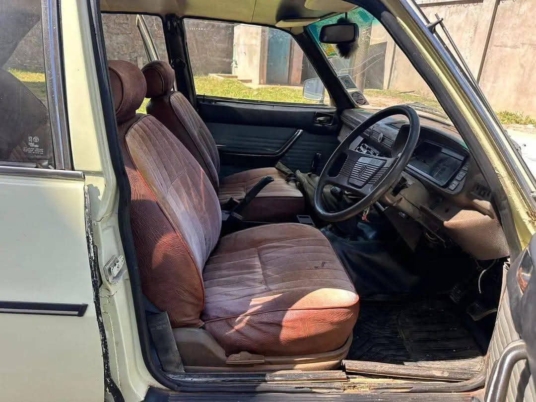 A picture of 1990 Peugeot 504