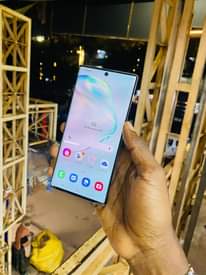 A picture of Samsung Galaxy Note10 Slightly cracked screen