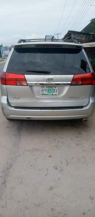 A picture of Toyota Sienna 2005 model