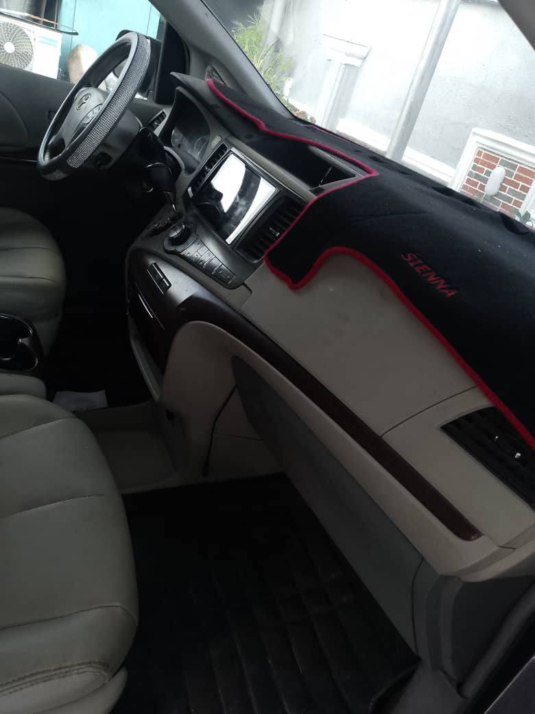 A picture of Toyota Sienna 2011