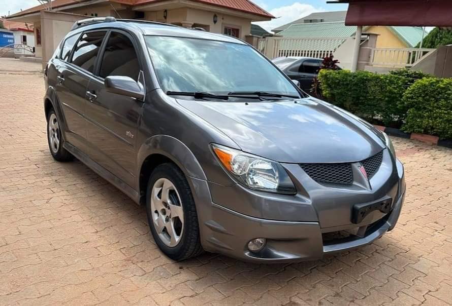 A picture of 2004 PONTIAC