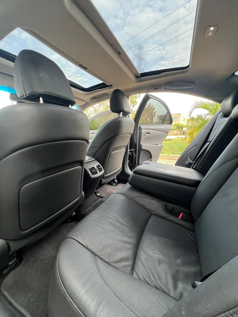 A picture of 2009 ES350. 13.8m