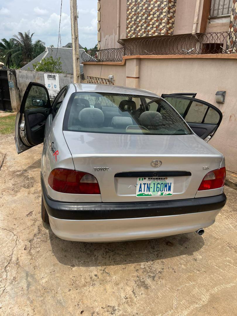 A picture of Toyota Avensis 2001 model