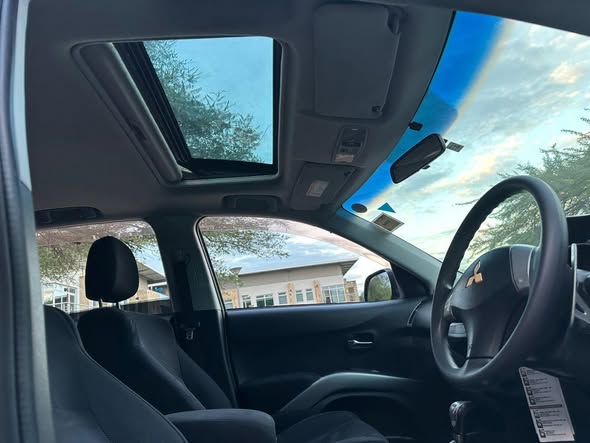 A picture of MITSBISH OUTLANDER Seven seats