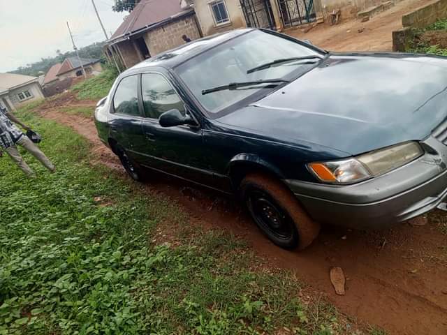 A picture of Toyota Camry pencil 2002 model