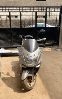 A picture of Yamaha majesty.