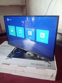 A picture of 32 inches led hisense digital flat screen flameless