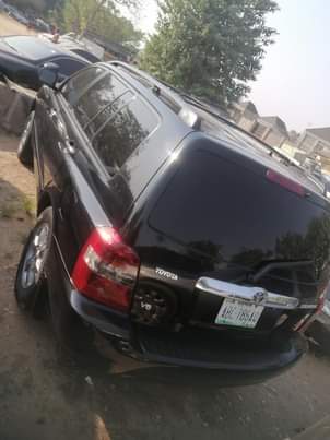 A picture of 2005 Toyota Highlander black