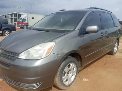 A picture of Neatly Nigerian used Toyota sienna Engine and gear untampered Chilling