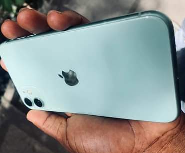 A picture of HAYA SASA IPHONE 11plain hiyo GB64 imenyookaa NIPE OFFER YAKO