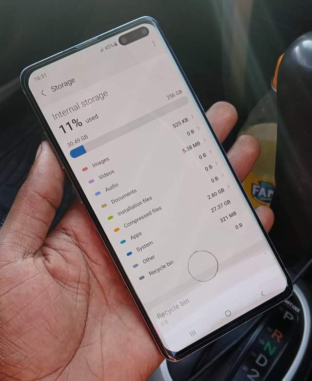 A picture of SAMSUNG S10 PLUS 5G GB256 RAM8 BEI 320 000