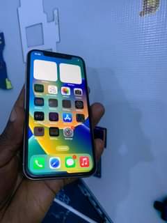 A picture of iPhone X 64gb at 650k