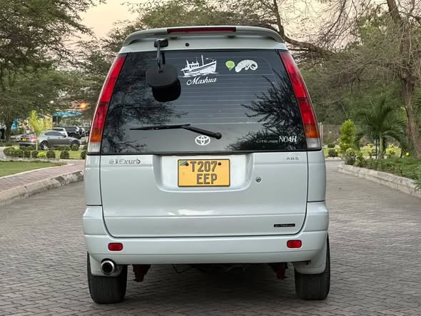 A picture of 1997 TOYOTA NOAH