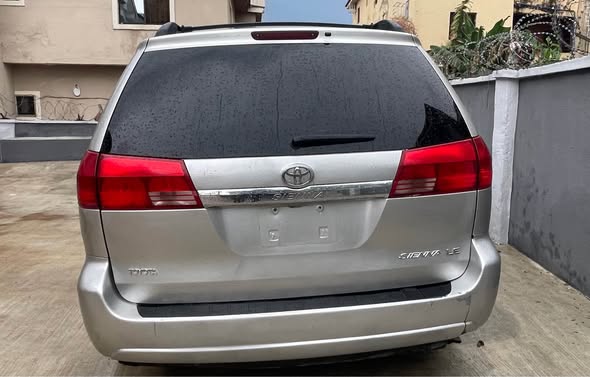 A picture of 2005 Toyota Sienna XLE model for sale