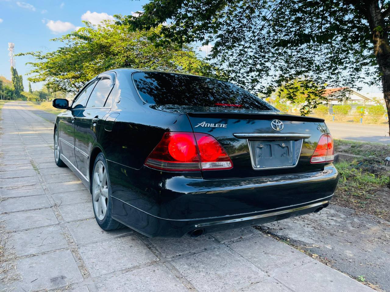 A picture of Crown Athlete DUC Year 2005 Cc 2490 Engine 4GR Reg