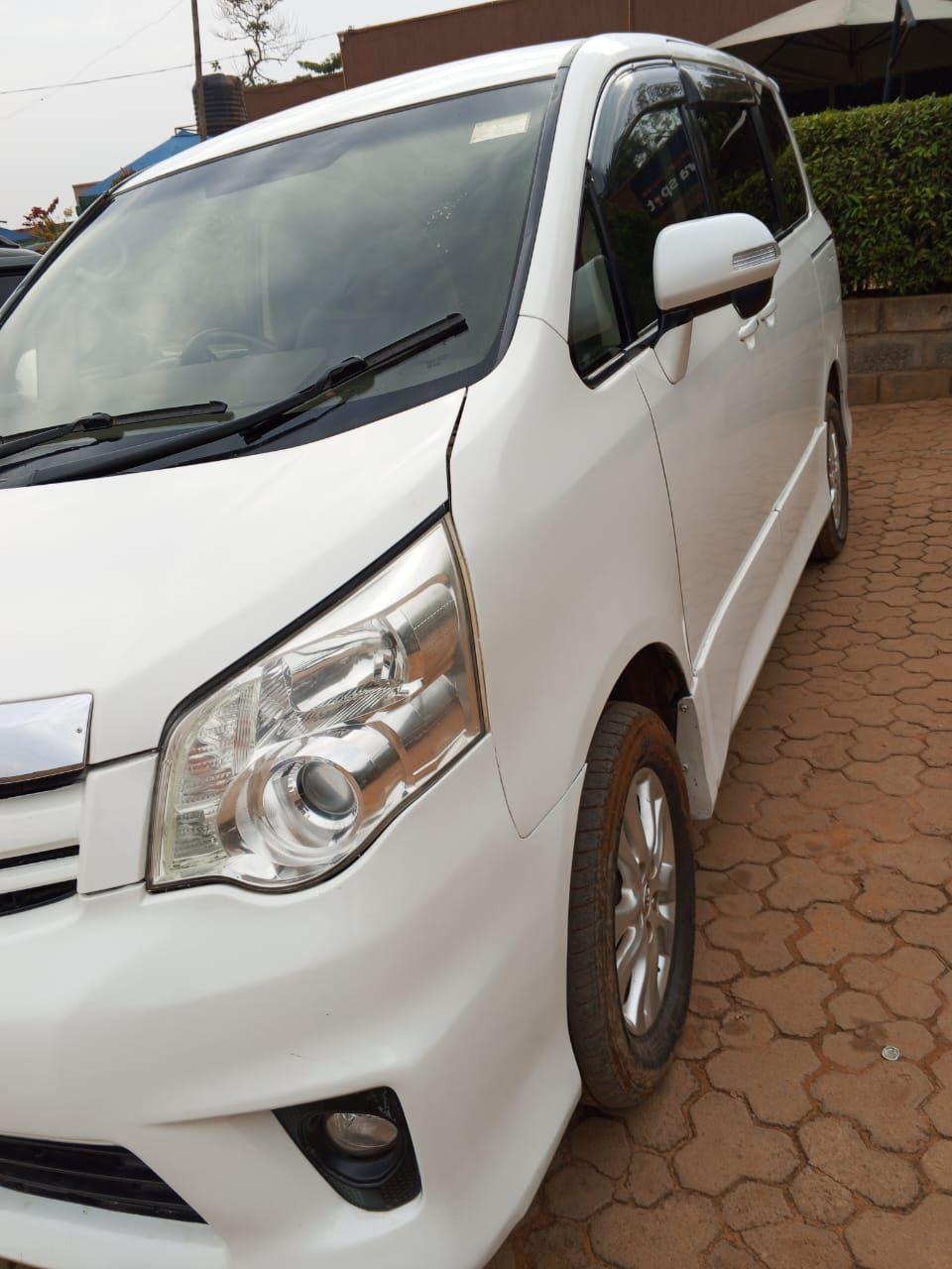 A picture of TOYOTA NOAH 2011