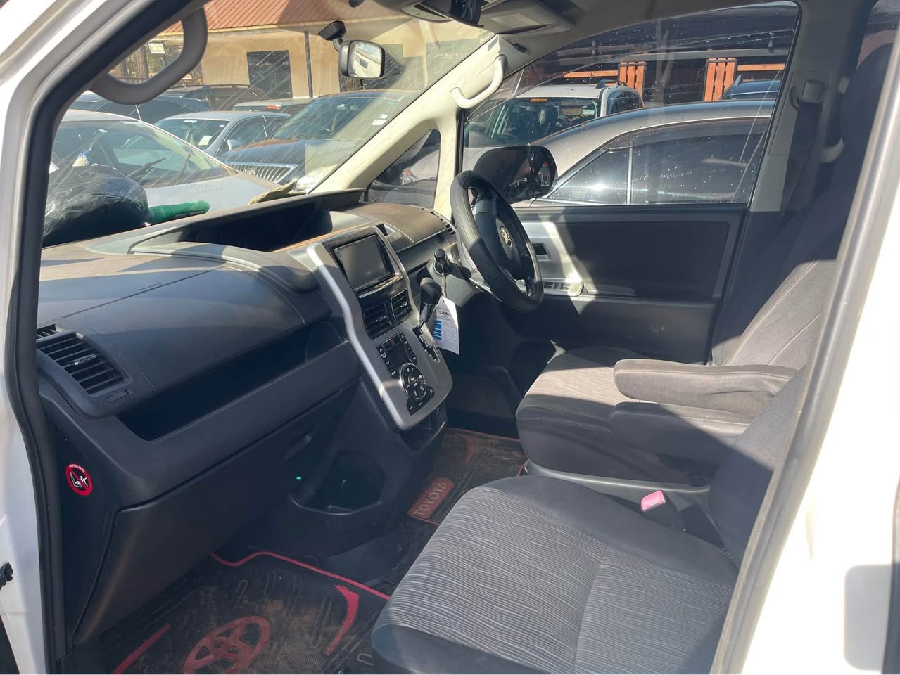 A picture of Toyota Noah si 2010