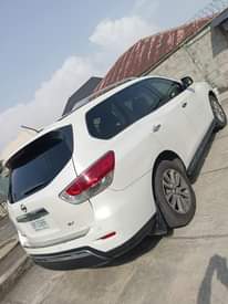 A picture of Clean nissan pathfinder