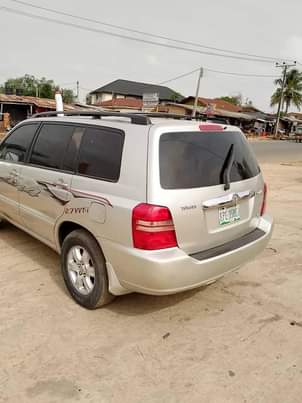 A picture of Toyota Highlander 03 model