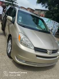 A picture of 2004 Toyota sienna XLE Double power door and power boot