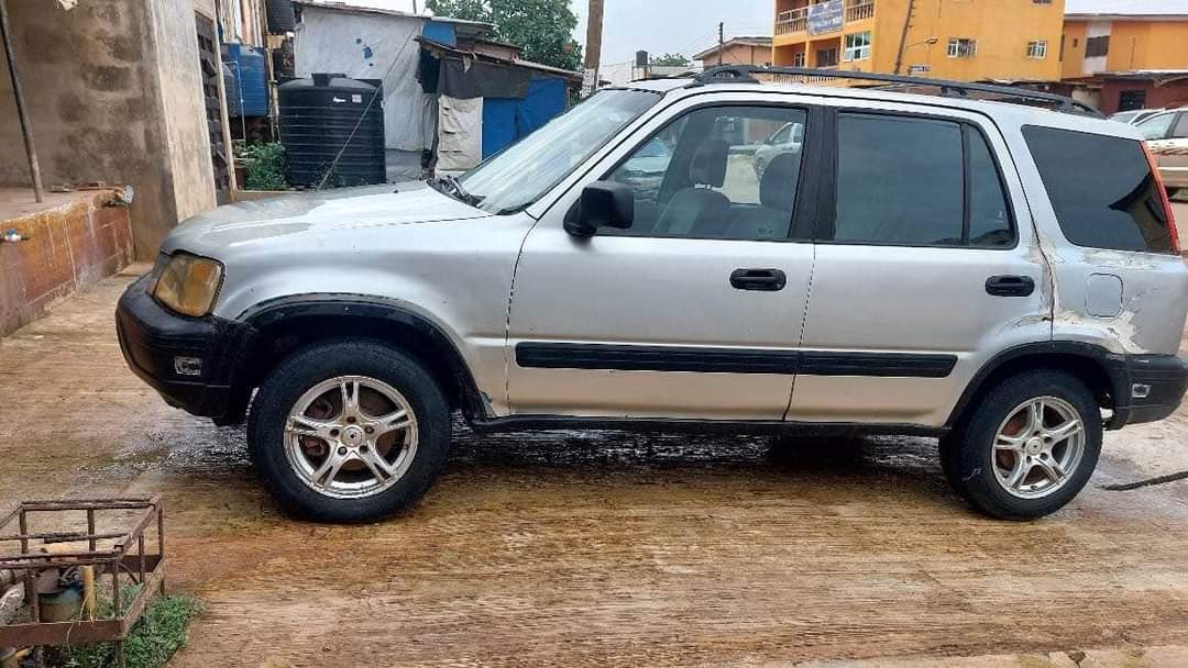 A picture of Honda CR V 1999 model