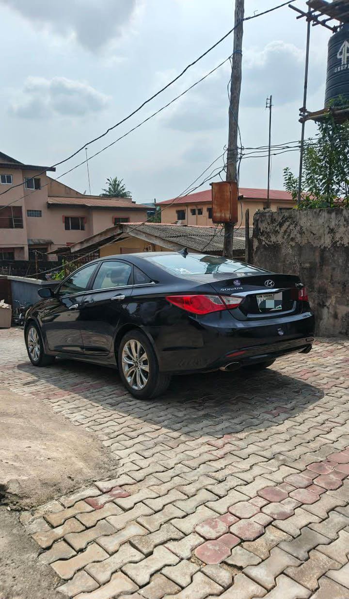 A picture of Hyundai sonata 2013