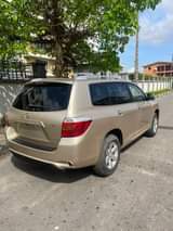 A picture of Very clean 2008 highlander 3 row leather seat with reverse