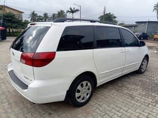 A picture of NEATLY USED XLE TOYOTA SIENNA 2004 MODEL PURE FIRST BODY