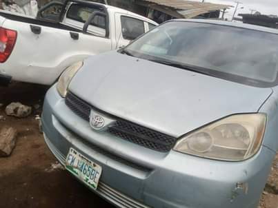 A picture of 2004 Toyota Sienna in very good condition excellent gear transmission