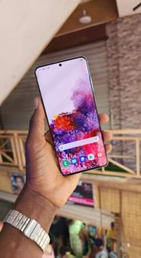 A picture of Samsung galaxy S20ultra 5G slightly cracked