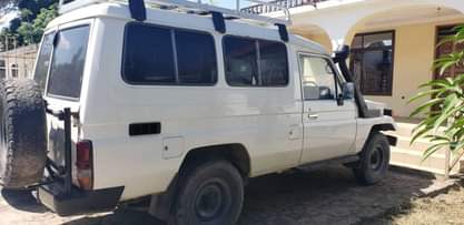 A picture of LAND CRUISER HARD TOP GARI KALI SNAA FULL AC BEI