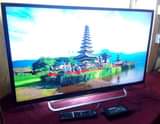 A picture of UK used Sony 40 inches Smart TV with the Remote