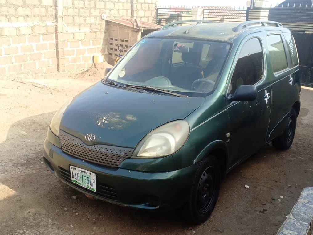 A picture of Toyota Yaris 05 Manual