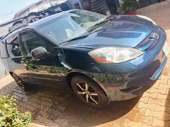 A picture of URGENT AWOOF DEAL DEALER MARKET Reg Toyota sienna 2007 model