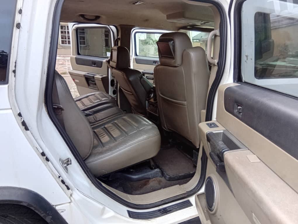 A picture of Hummer H2