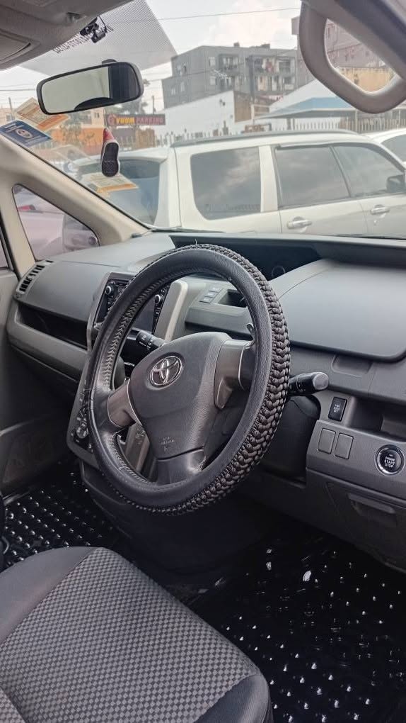 A picture of Toyota noah