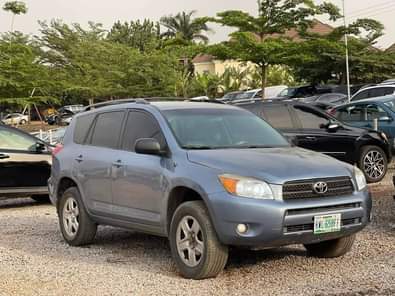 A picture of 2008 Toyota Rav4 4 Cylinder engine Sound Good transmission Neat