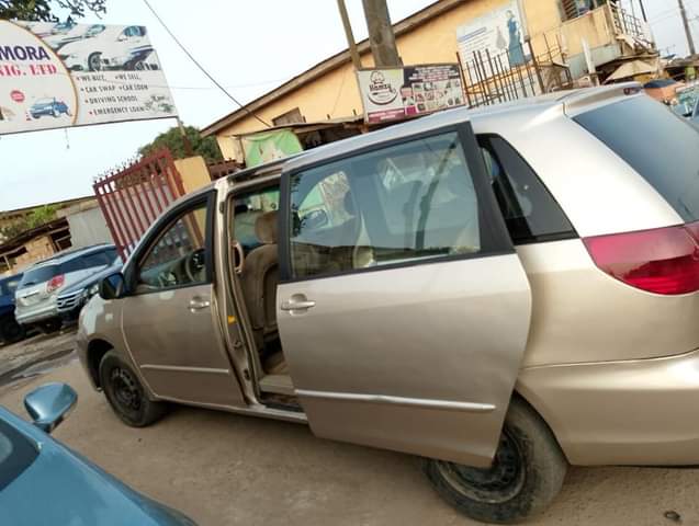 A picture of Toyota sienna 2004