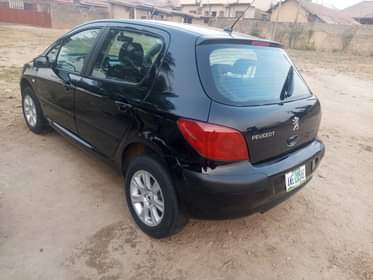 A picture of Peugeot 307 manual Transmission 4 sale clean body and clean