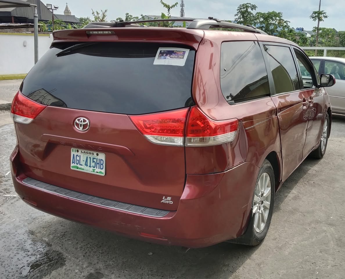 A picture of Toyota Sienna 2011 model
