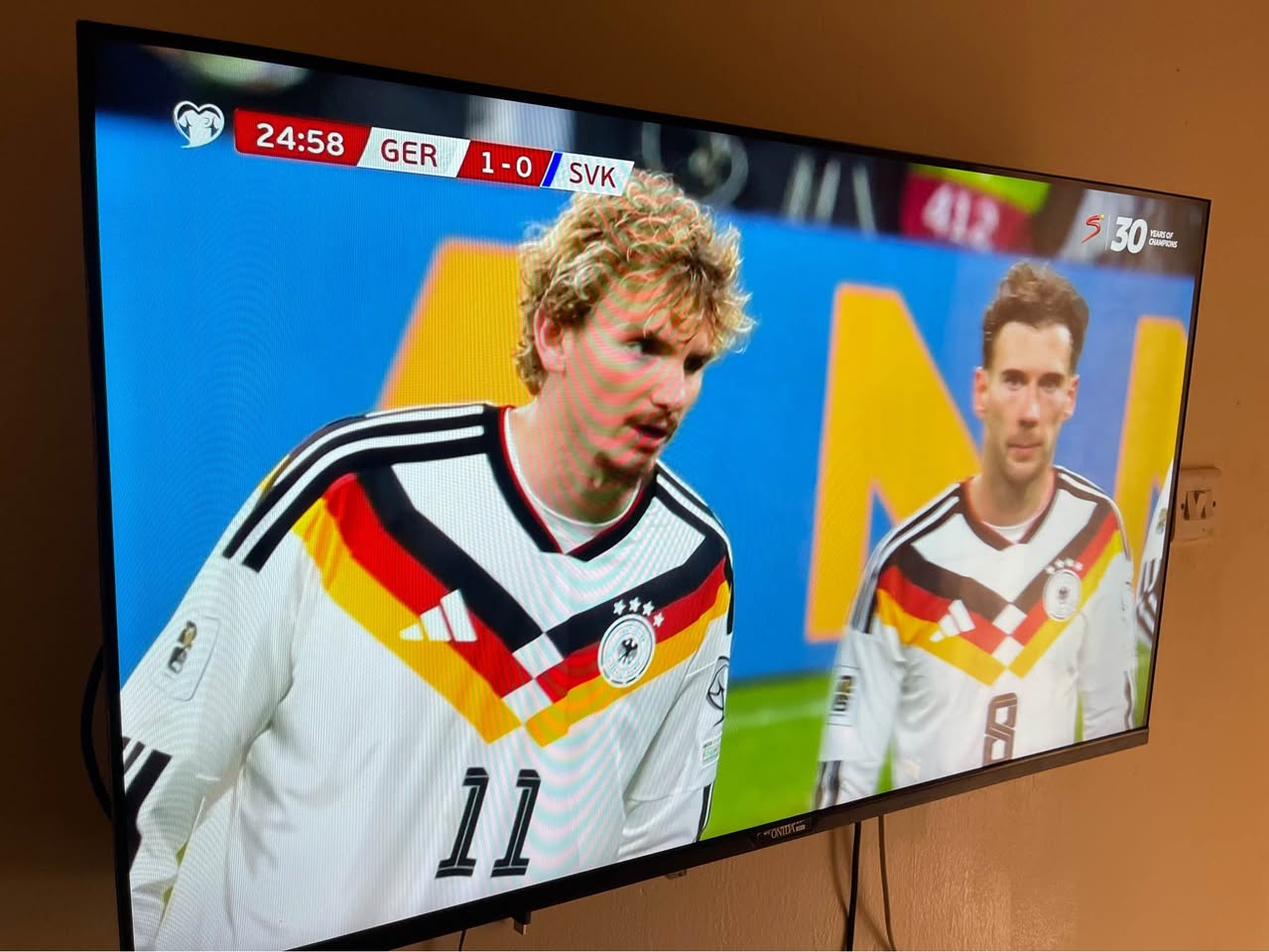 A picture of Smart TV 43 inch on sale price 450 000 location