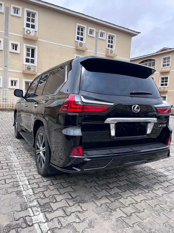 A picture of  QUICK DISTRESS sales Lexus LX 570 premium with red