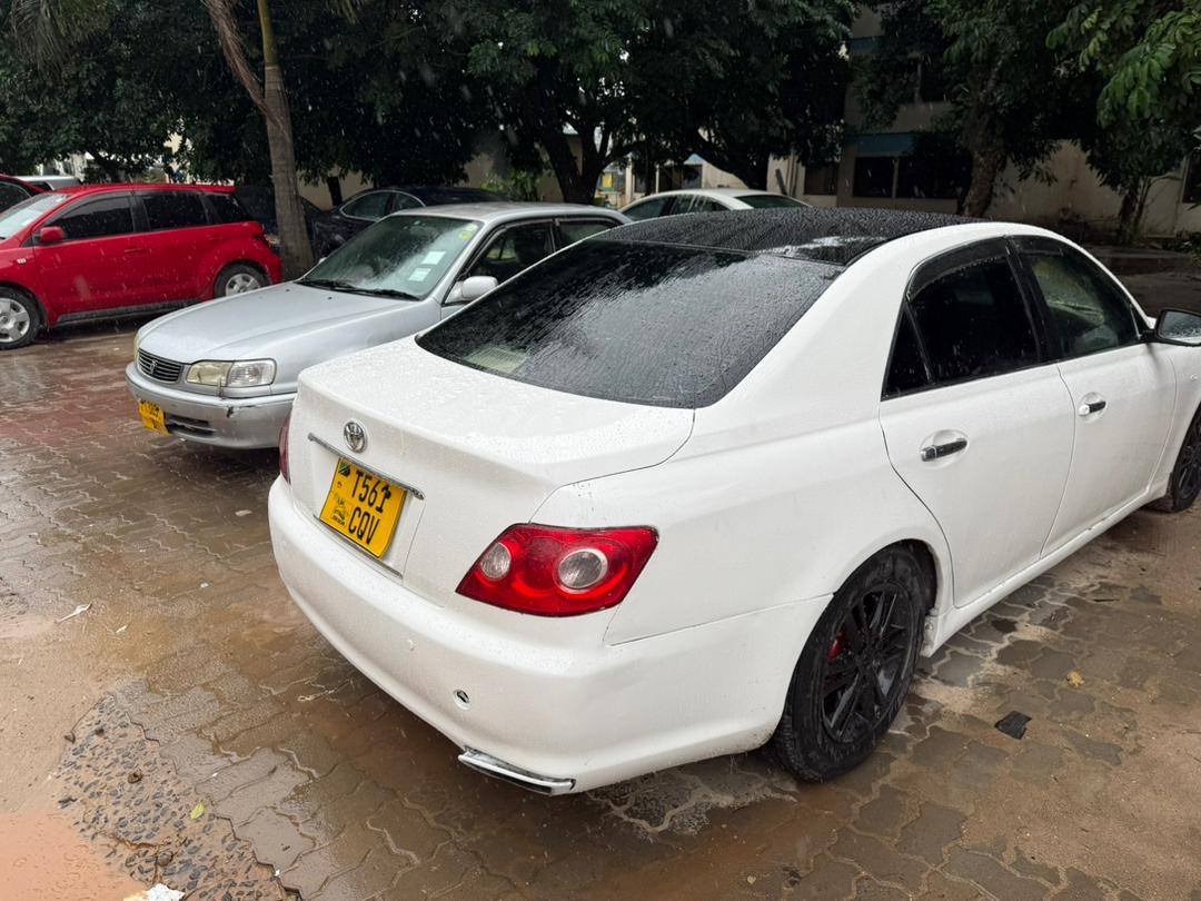 A picture of Mark x Haina kipengele chochote