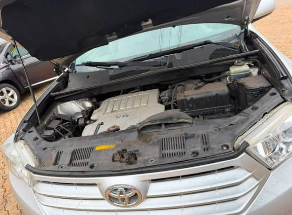 A picture of 2Months used 012 Toyota Highlander Pure first body Everything is
