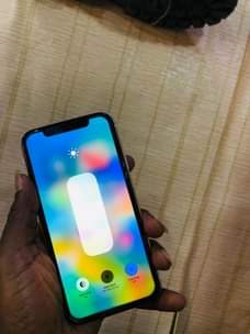 A picture of iphone 11 iyo gb 64 imenyooka haina kipengele chochote