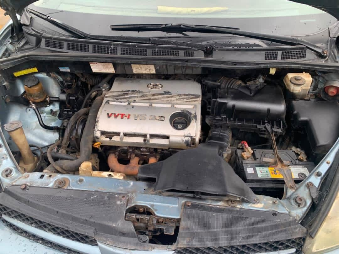 A picture of Toyota sienna 06